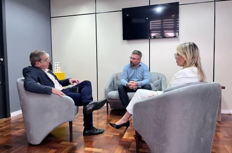 O Município tem estruturado uma articulação robusta para evitar que episódios como a enchente de maio do ano passado se repitam na cidade. Em razão disso, o prefeito Gustavo Finck e a secretária de Gestão, Governança e Desburocratização, Andrea Schneider Pascoal, receberam nesta quinta-feira (27) o diretor-presidente da Fundação Estadual de Planejamento Metropolitano e Regional (Metroplan), Francisco Hörbe.