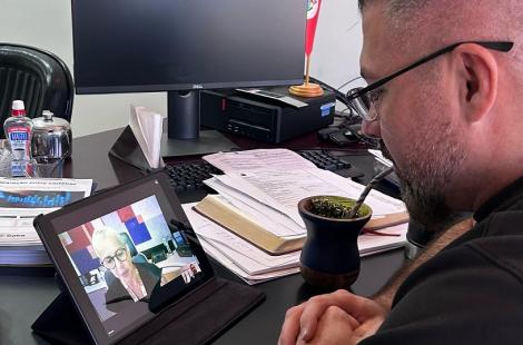 Na manhã desta sexta-feira (21), o prefeito Gustavo Finck realizou uma reunião virtual com a secretária estadual da Cultura, Beatriz Araújo. O encontro marcou o início das tratativas para a busca de recursos junto ao governo do Estado para o setor cultural da cidade.