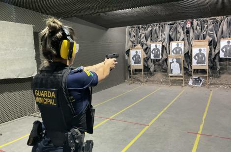 Agente mulher da Guarda Municipal de Novo Hamburgo pratica em estande de tiro