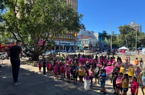 Sábado ensolarado atraiu o público para a Praça do Imigrante