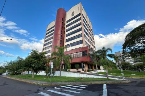 A Prefeitura de Novo Hamburgo acumula pelo menos R$ 200 milhões em dívidas. O valor é oriundo de contas não pagas em 2024. Conforme a Secretaria Municipal da Fazenda (SMF), o montante deve aumentar. Ainda falta computar valores de pastas como a Secretaria Municipal de Obras Públicas e Infraestrutura (SMOPI) e de Desenvolvimento Econômico, Inovação e Turismo (SMDEIT).