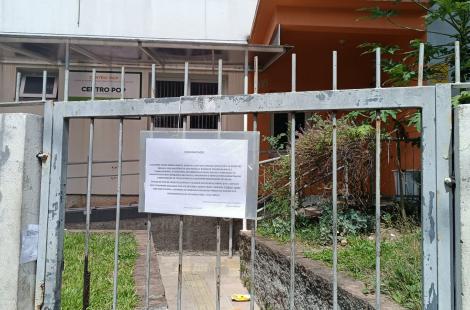 Placa informa o fechamento do Centro Pop e reabertura na segunda-feira (17)