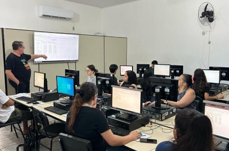 Aula do curso Informárica para o Mercado de Trabalho
