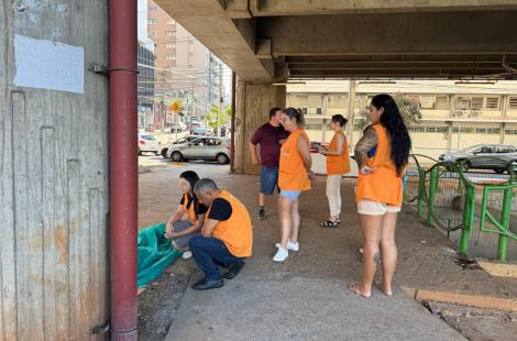 Pessoas em situação de rua foram abordadas nesta segunda-feira (31) nas estações do Trensurb