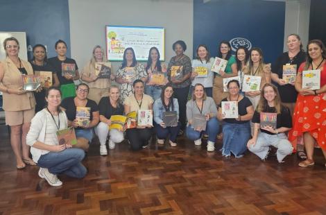 Formadores receberam livros que auxiliarão a qualificar o trabalho nas escolas