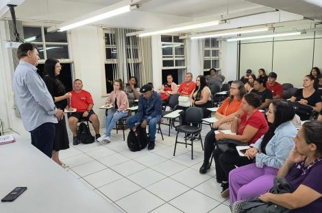 Reunião da Secretaria Desenvolvimento Social e Habitação com 24 famílias reabilitadas no Programa Compra Assistida