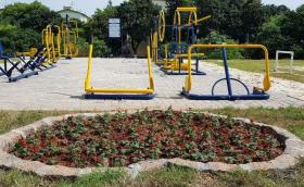 Equipamentos de ginástica e o jardim de coração instalados no Residencial Mundo Novo