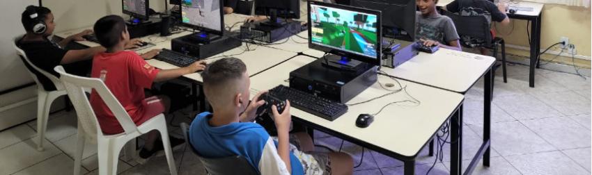 Jovens jogando jogos digitais em computadores